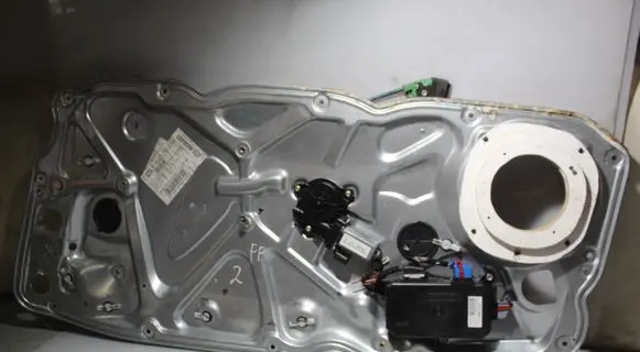 Front window lifting mechanism without motor
