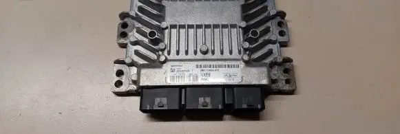 Ford Focus Engine control unit/module 8M5112A650AYB 5WS40833B