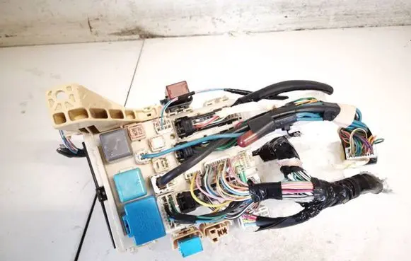 Toyota Yaris Fuse box set 8273052700 82730-52700