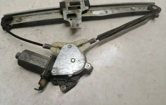 Toyota Avensis T220 Rear door window regulator motor 0130821745