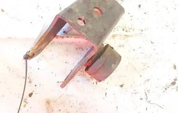 Toyota Avensis T220 Engine mount bracket