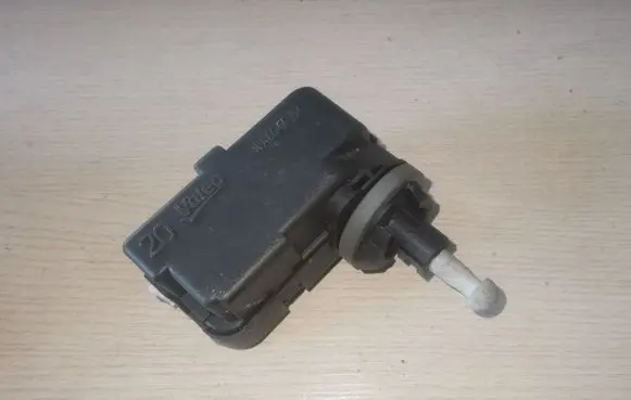 Headlight level adjustment motor