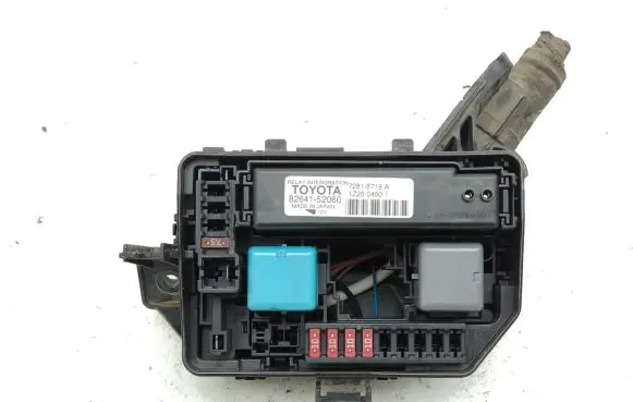 Toyota Yaris Fuse module 8264152060