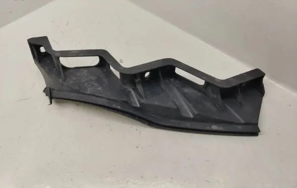 Volkswagen PASSAT B6 Front bumper mounting bracket 3C0807889