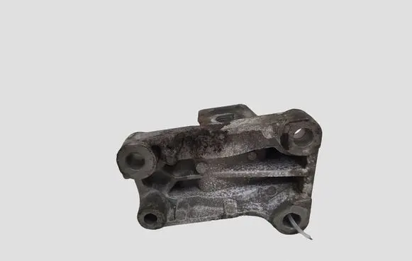 Volvo XC90 Engine mount bracket