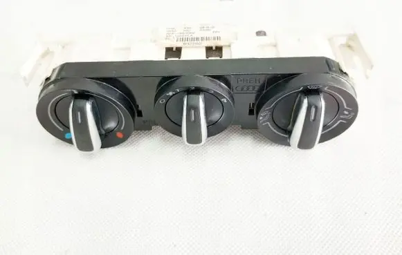 Audi A1 Climate control unit 8X0820045A