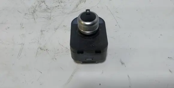 Wing mirror switch