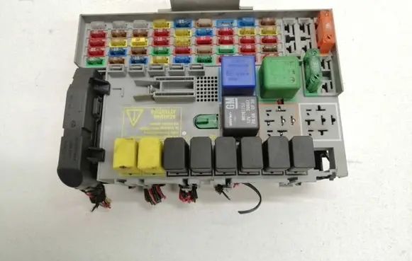 Opel Zafira A Fuse module 24412497