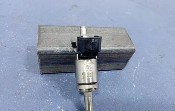 Mazda CX-5 Fuel injector PE13250B