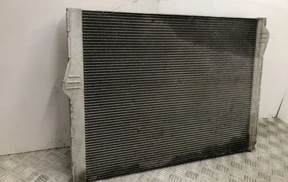 BMW 5 F10 F11 Coolant radiator 7570093 N2187002