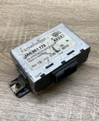 Audi A6 S6 C4 4A Alarm control unit/module 4A0951173