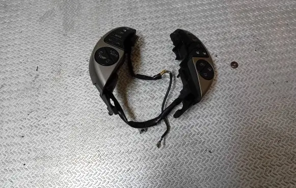 Toyota Prius (XW20) Steering wheel buttons/switches F70CV164 2593H