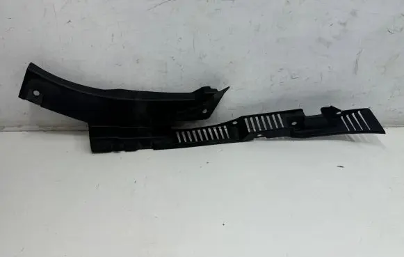 Volvo XC60 Fender mounting bracket 32216109
