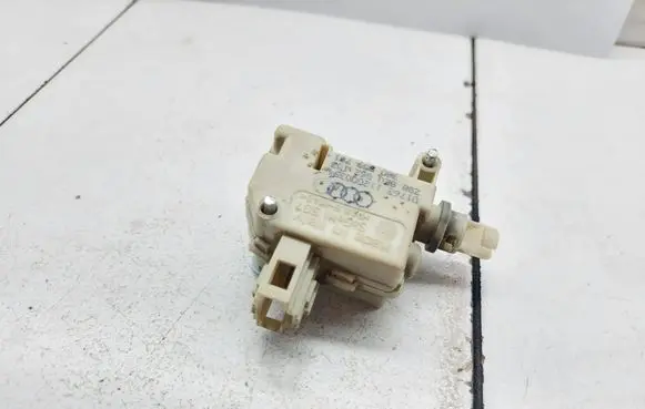 Audi A4 S4 B6 8E 8H Fuel tank cap lock motor 8E0862153 3B0959781