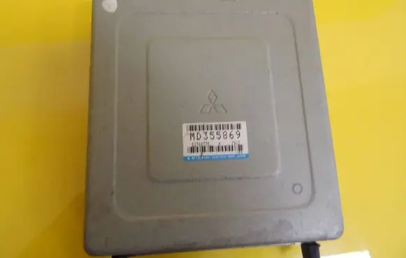 Mitsubishi Carisma Engine control unit/module MD355869