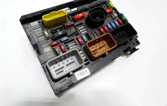 Citroen Berlingo Fuse module 9807028880 BSMR051 58215979