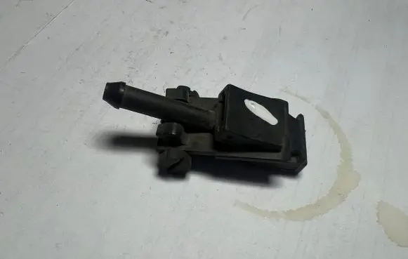 Volkswagen Polo IV 9N3 Windshield washer spray nozzle 3B0955985C 6E0955985B