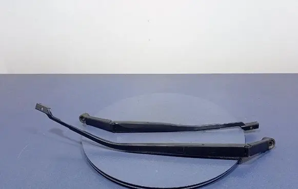 Front wiper blade arm