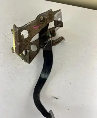Toyota Land Cruiser (HDJ90) Brake pedal