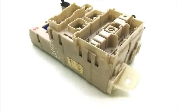 Toyota RAV 4 (XA20) Fuse module 82733-42061