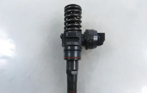 Volkswagen Golf IV Fuel injector 0414720215 038130073AG