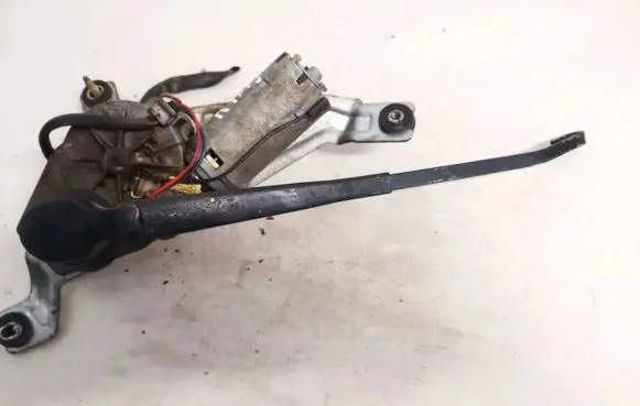 Rear wiper blade arm