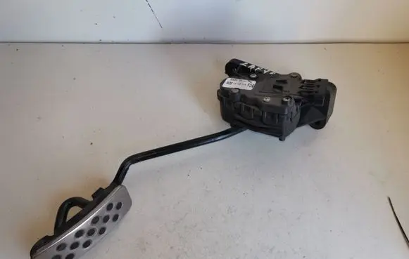 Opel Zafira B Accelerator throttle pedal 13125114