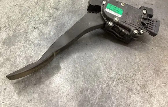 Accelerator throttle pedal