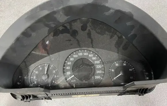 Mercedes-Benz E W211 Speedometer (instrument cluster) A2116890439 2116890439