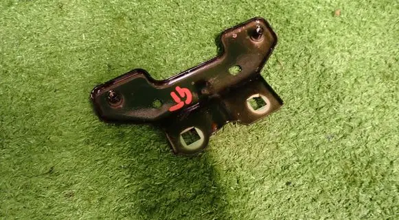 Maserati GranTurismo II Fender mounting bracket 