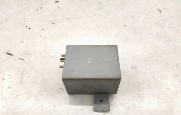 Mercedes-Benz S W126 Cruise control relay A2018200205 2018200205