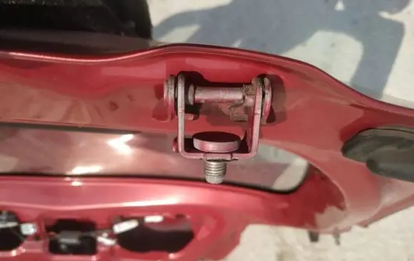 Mazda 2 Tailgate/trunk/boot hinge