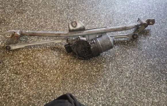 Volkswagen PASSAT B5.5 Front wiper linkage and motor 0390241505 3B1955113C
