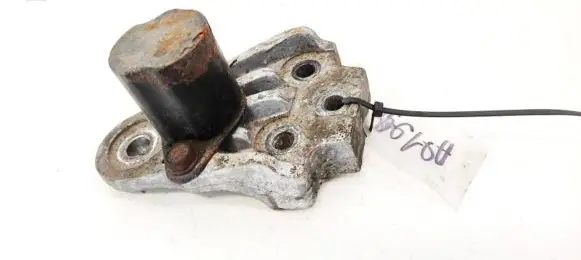 Honda FR-V Engine mounting bracket
