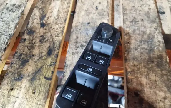 Volkswagen Tiguan Electric window control switch