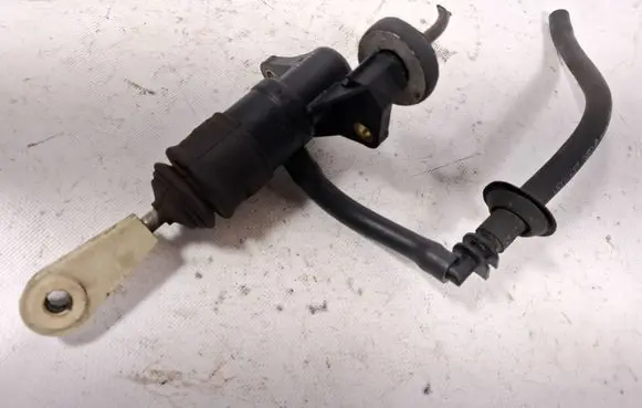 Volkswagen PASSAT B5 Clutch master cylinder 8E1721401