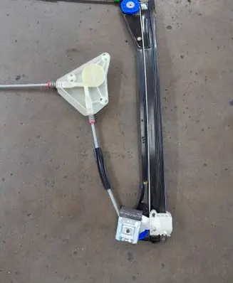 Volkswagen Polo Front door window regulator with motor