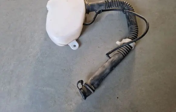 Mitsubishi Pajero Sport I Windshield washer fluid reservoir/tank