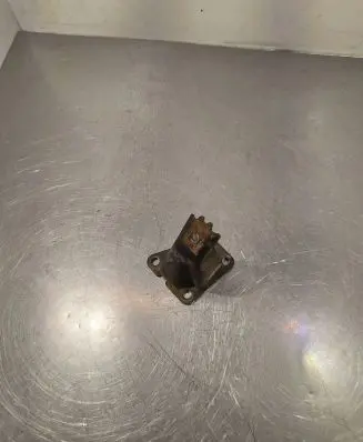 Nissan Navara D40 Engine mounting bracket