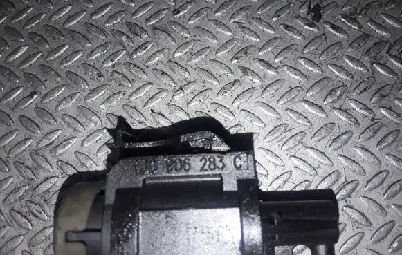 Volkswagen PASSAT B6 Vacuum valve 1J0906283