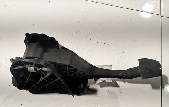 Volkswagen Touran I Brake pedal 
