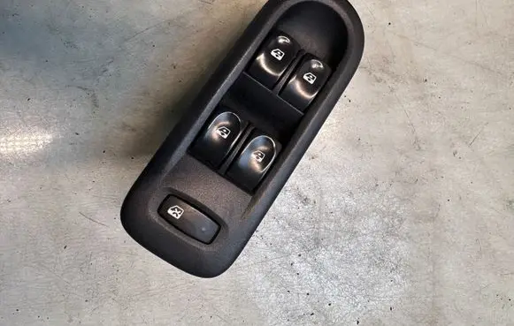 Renault Clio III Electric window control switch 8200356541 518805H