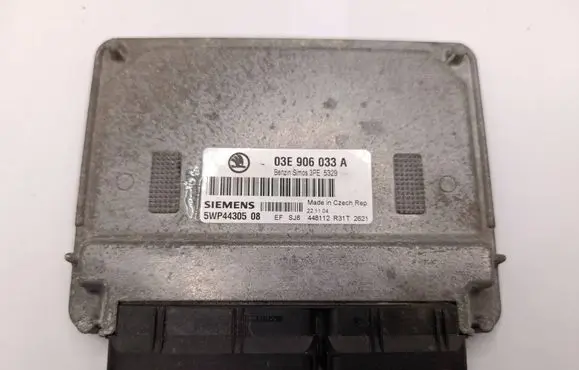 Skoda Fabia Mk1 (6Y) Engine control unit/module 03E906033A 3PE5329 5WP4430508