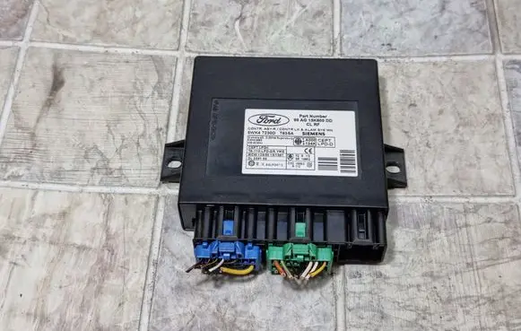 Ford Focus Comfort/convenience module 98AG15K600DD 5WK47230D