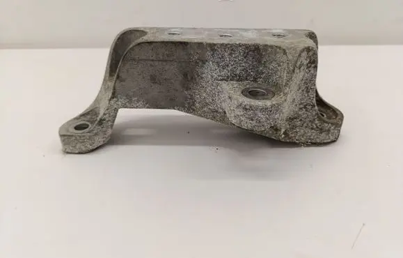 Engine mounting bracket
