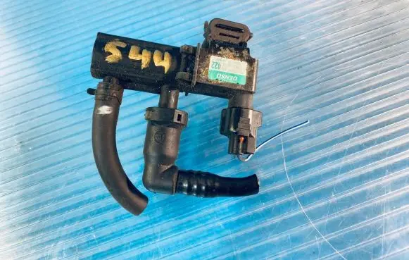 Jaguar S-Type Vacuum valve 2R839C915AA