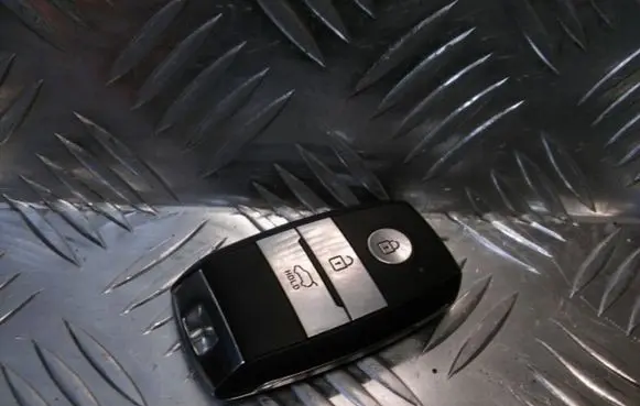 KIA Carens III Ignition key/card 