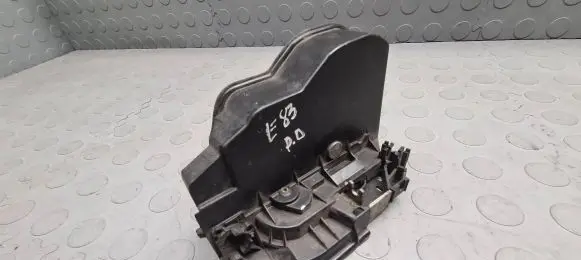 BMW X3 E83 Front door lock 7202144