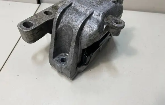 Volkswagen PASSAT B6 Engine mount bracket 1K0199262AM