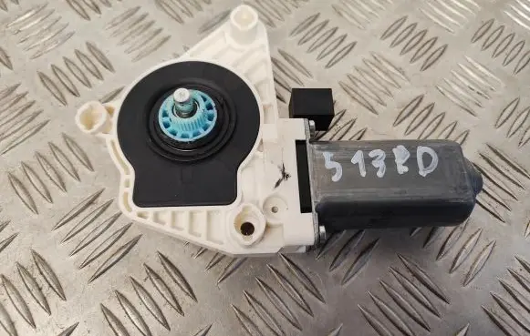 Volkswagen PASSAT B8 Front door window regulator motor 5Q4959802B